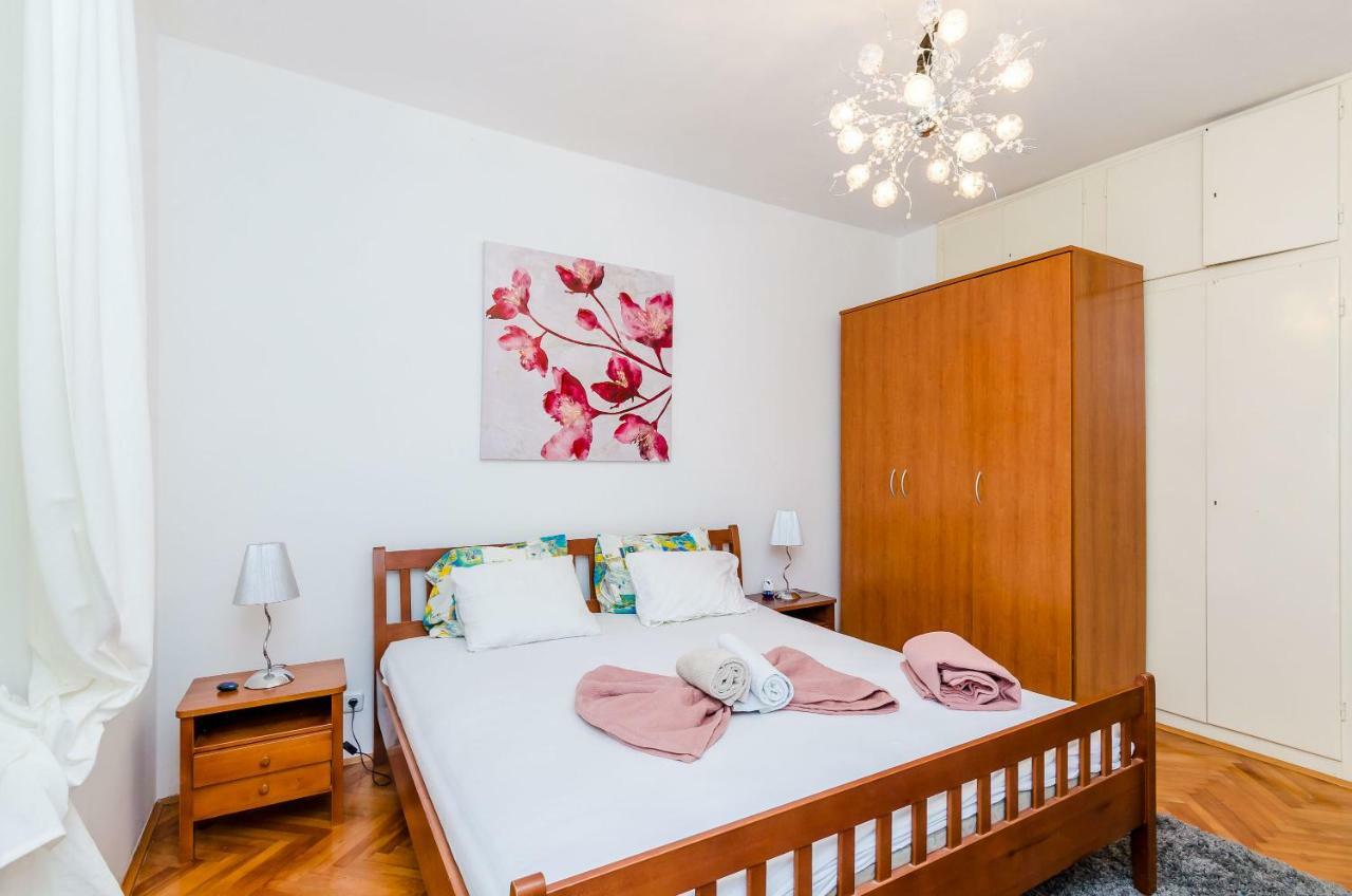 Leonora Villa *