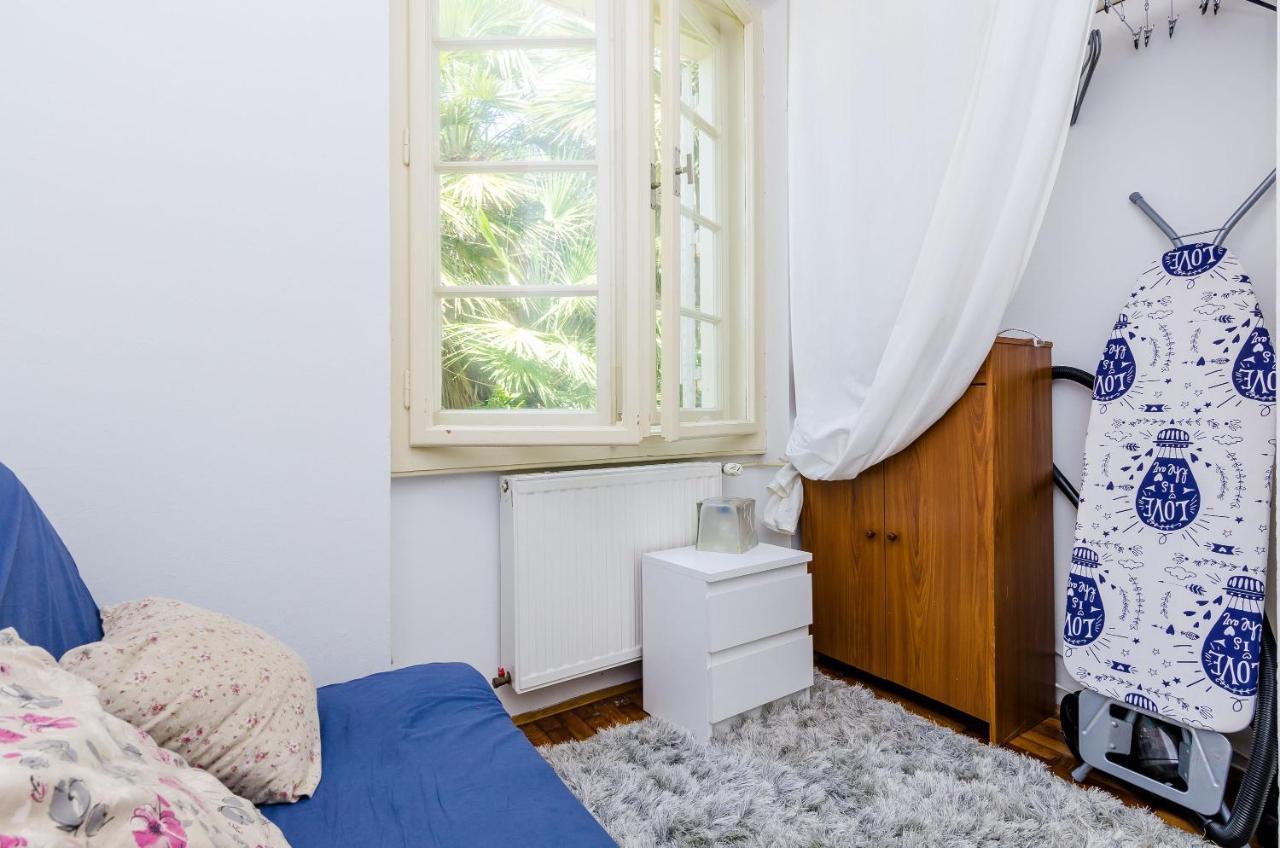 Leonora Villa *